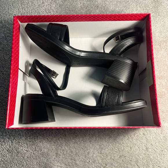 Kelly and Katie 10W Black & Gold Tesimay Sandal Block Heels (Worn ONCE) - Picture 6 of 9